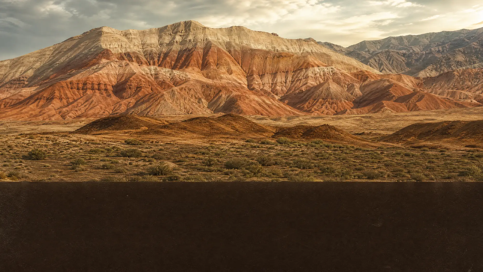 L’un des plus grands parcs nationaux du Kazakhstan, Altyn-Emel s’étend sur environ 4 600 kilomètres carrés. Explorez la dune chantante de 150 mètres et les anciens canyons riches en fossiles des monts Aktau.
