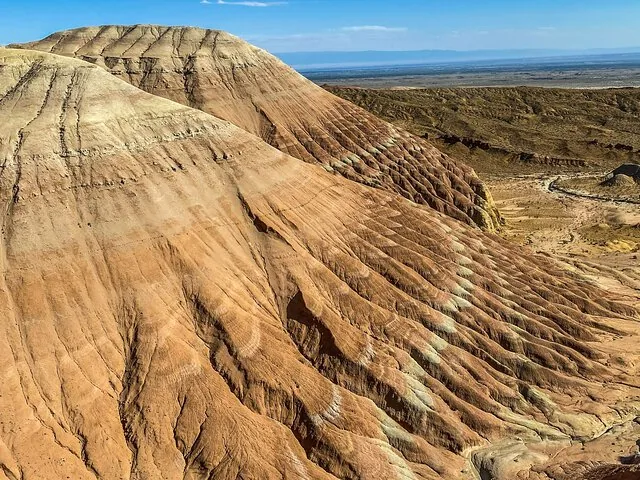 Vue panoramique sur les montagnes d’Aktau, colorées et stratifiées, dans le parc national d’Altyn-Emel.