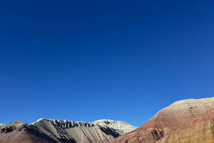 Vue sur les sommets multicolores et saisissants des montagnes d’Aktau sur fond de ciel bleu.